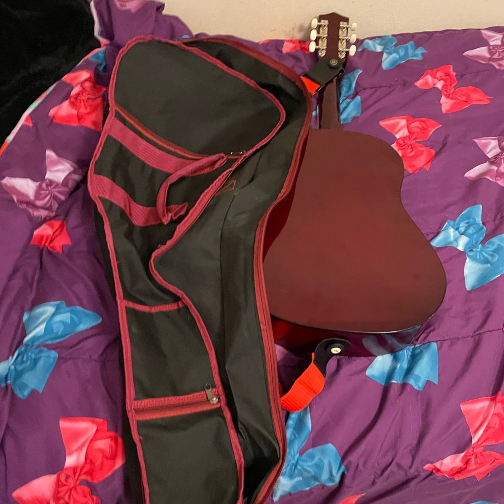 Selling this guitar haven’t used in a while, previous sale didn't go through